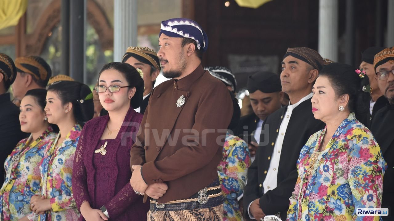 Sinuhun Pakubuwono XIV  tegah beskap cokelat